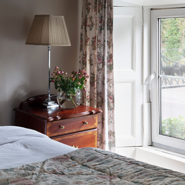 Vintage double room with a window view of a garden